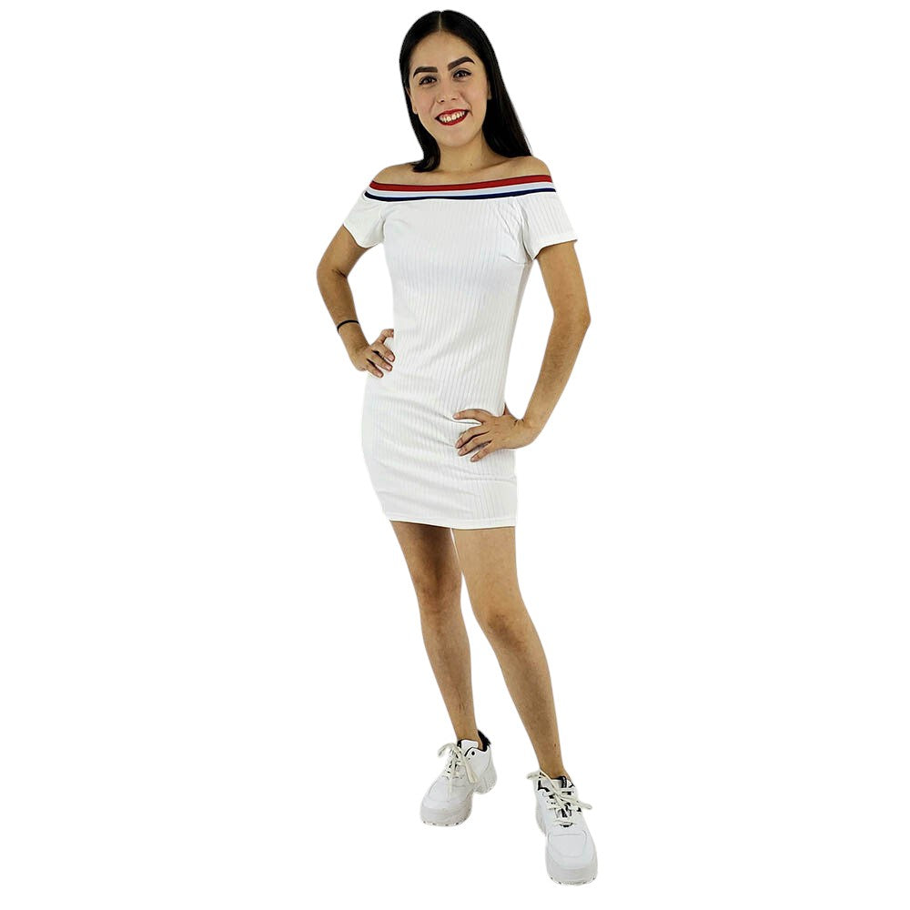 Minivestido off-shoulder que estiliza con sencillez juvenil
