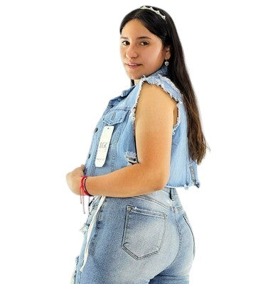 Chaleco denim con orillas rasgadas que define tu actitud casual con estilo