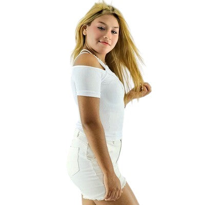 Blusa con hombros descubiertos y cuello calado que resalta tu feminidad