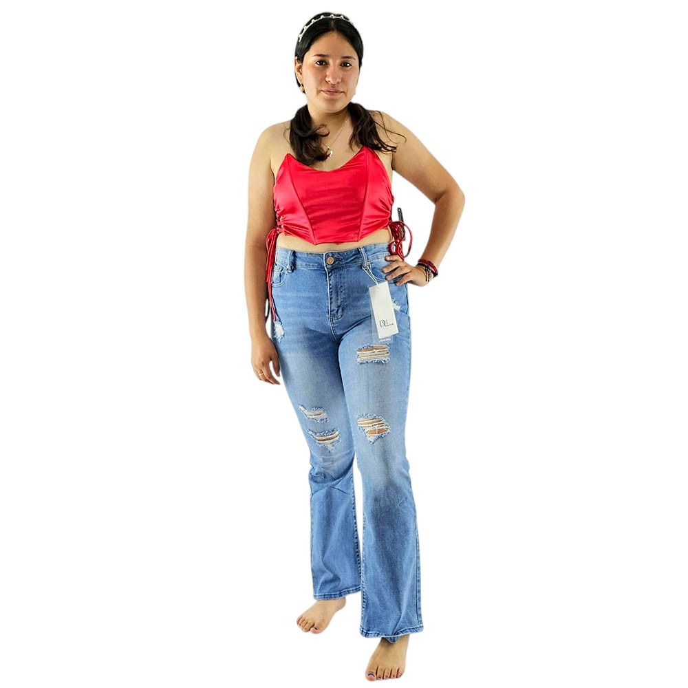 Pantalón recto de mezclilla rasgado que estiliza con actitud relajada