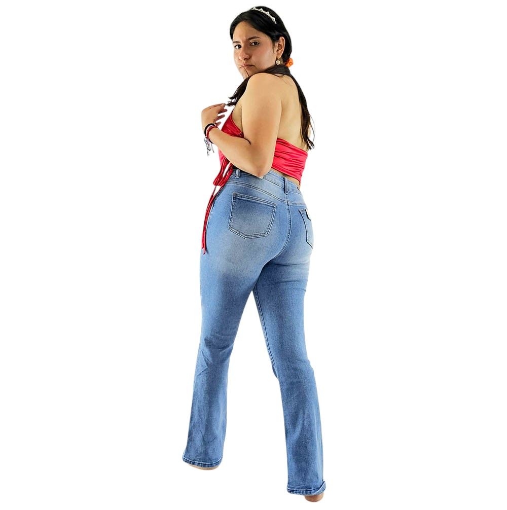 Pantalón recto de mezclilla rasgado que estiliza con actitud relajada