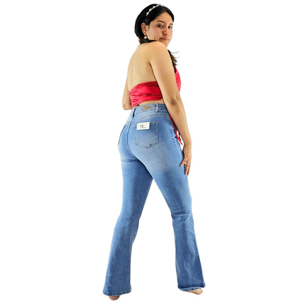 Pantalón recto de mezclilla rasgado que estiliza con actitud relajada