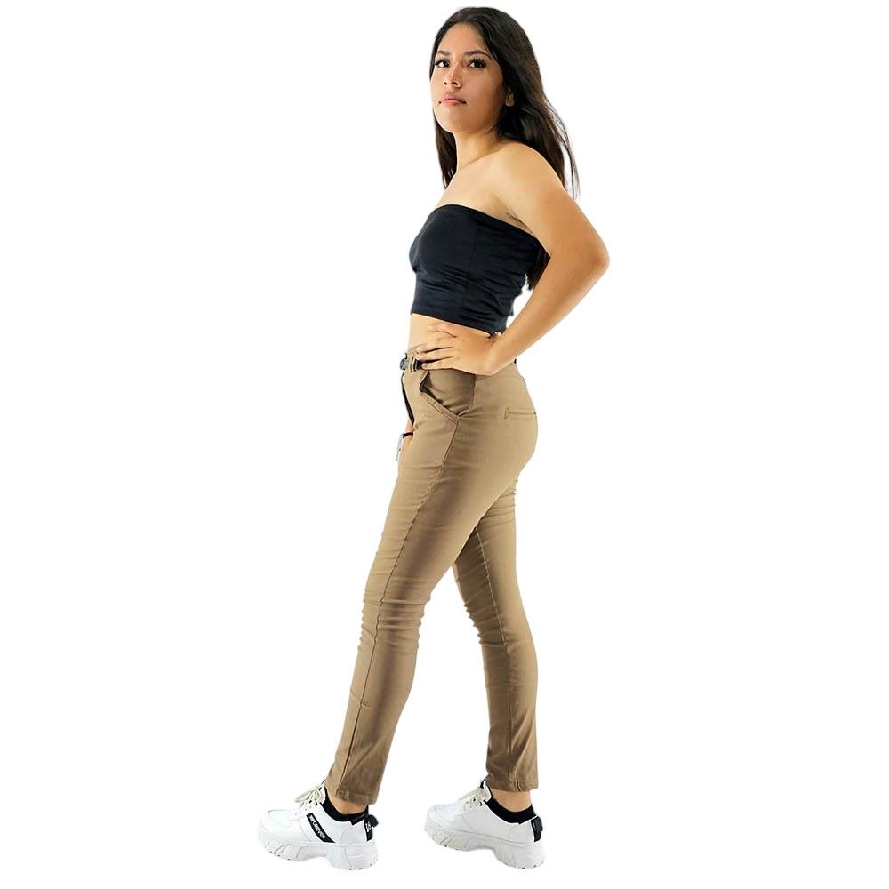 Pantalón recto ajustado con cinturón que define tu silueta con elegancia casual