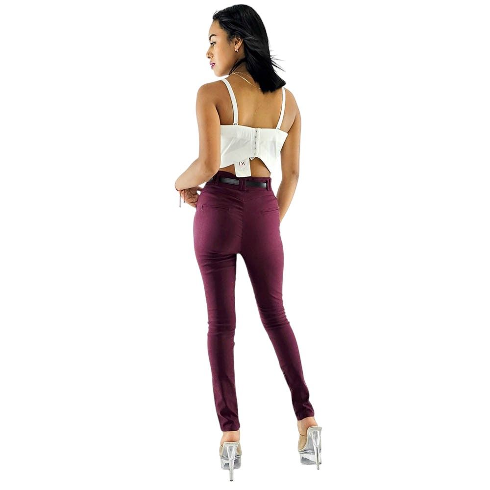 Pantalón recto ajustado con cinturón que define tu silueta con elegancia casual