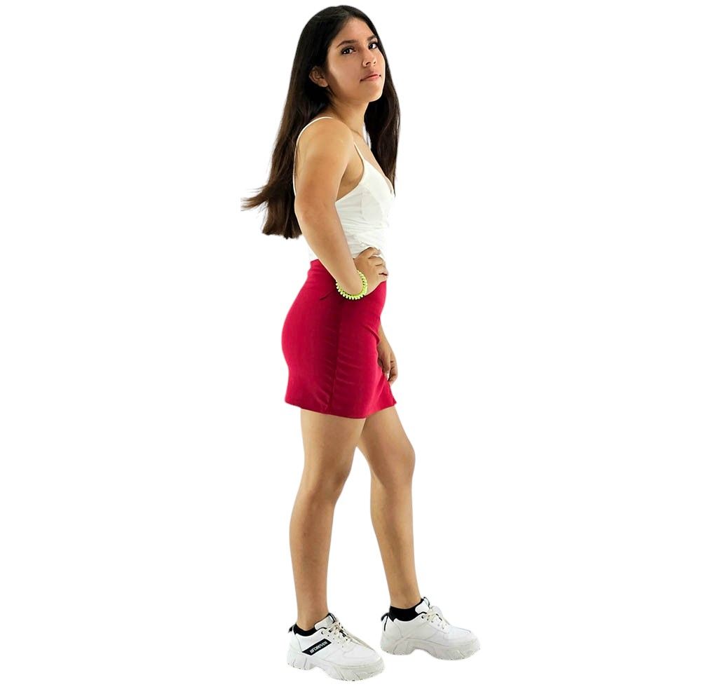 Minifalda con abertura lateral que resalta tu estilo con frescura juvenil