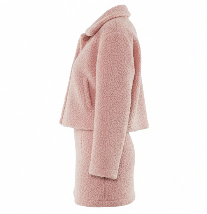 Conjunto de falda y saco afelpado que combina calidez y estilo chic