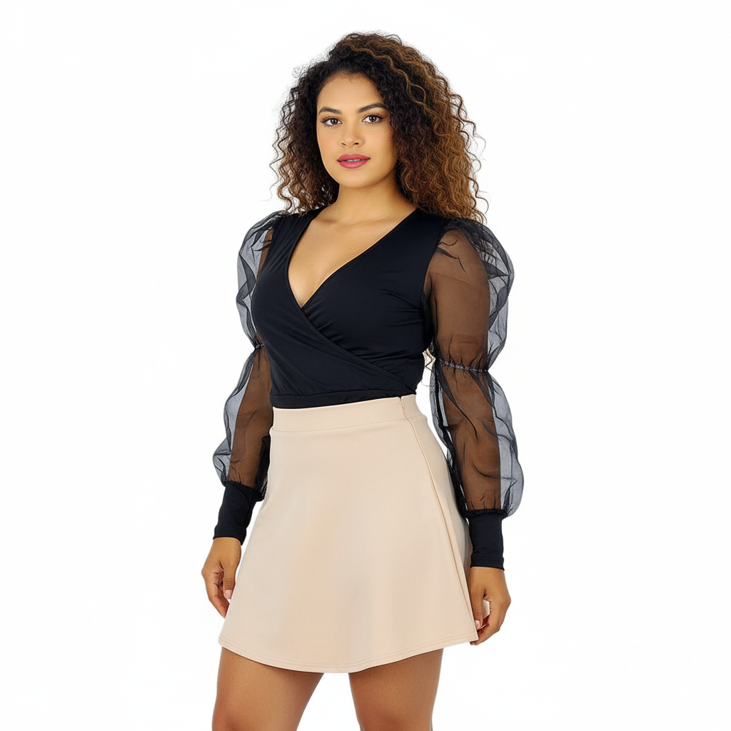 Pantyblusa con mangas de tul y escote profundo que impone elegancia con actitud