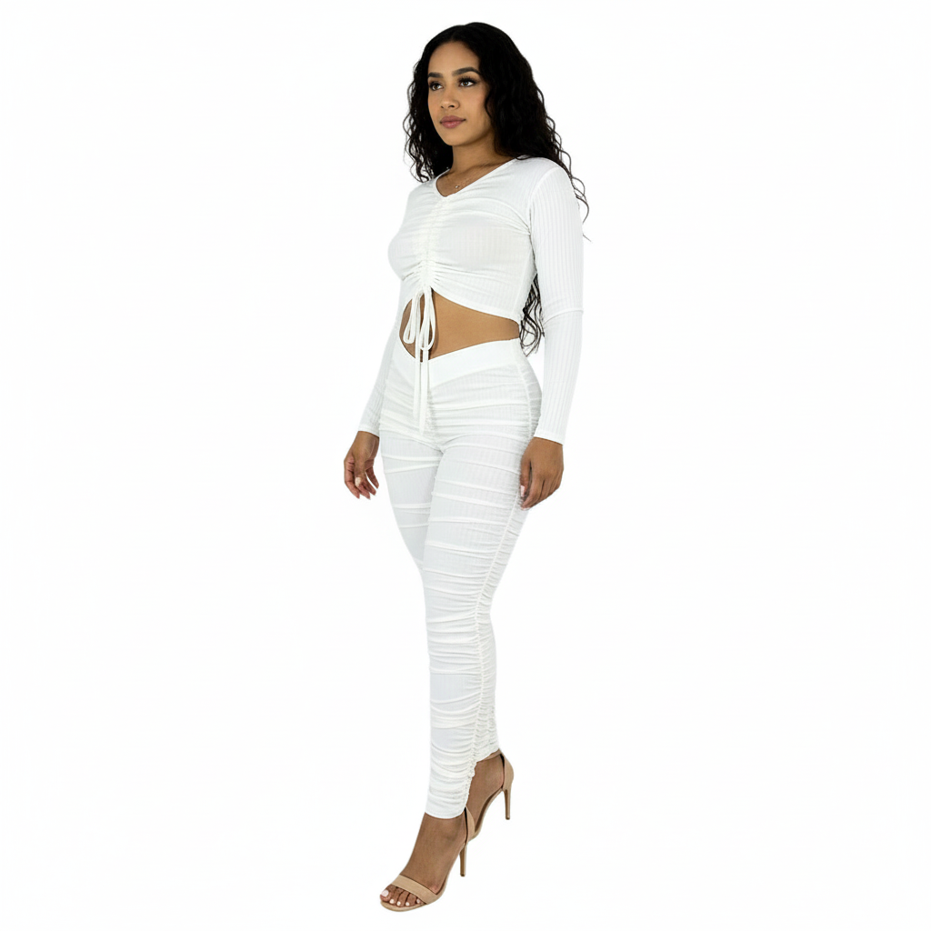 Conjunto con fruncido y escote en V que estiliza con actitud urbana