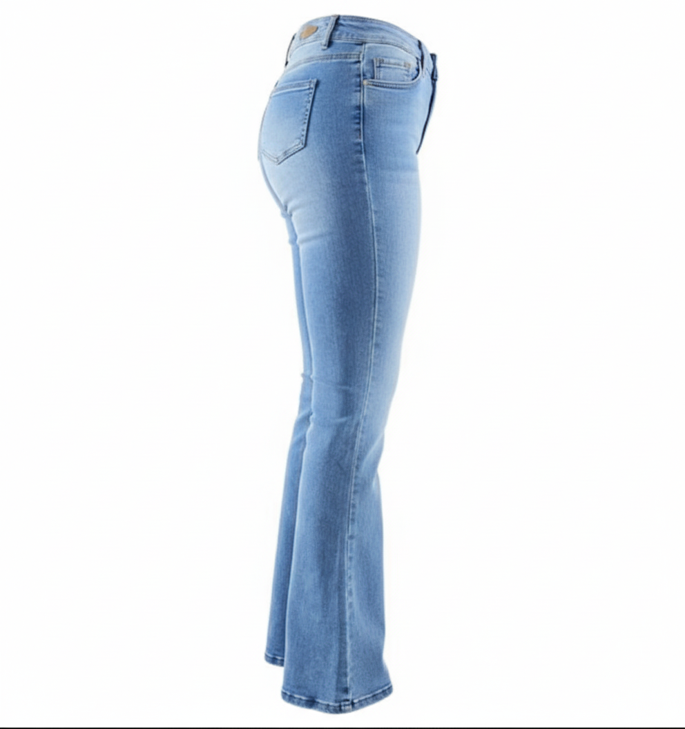 Pantalón recto de mezclilla rasgado que estiliza con actitud relajada