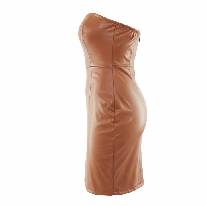 Vestido corto strapless de vinil que potencia tu silueta con audacia visual