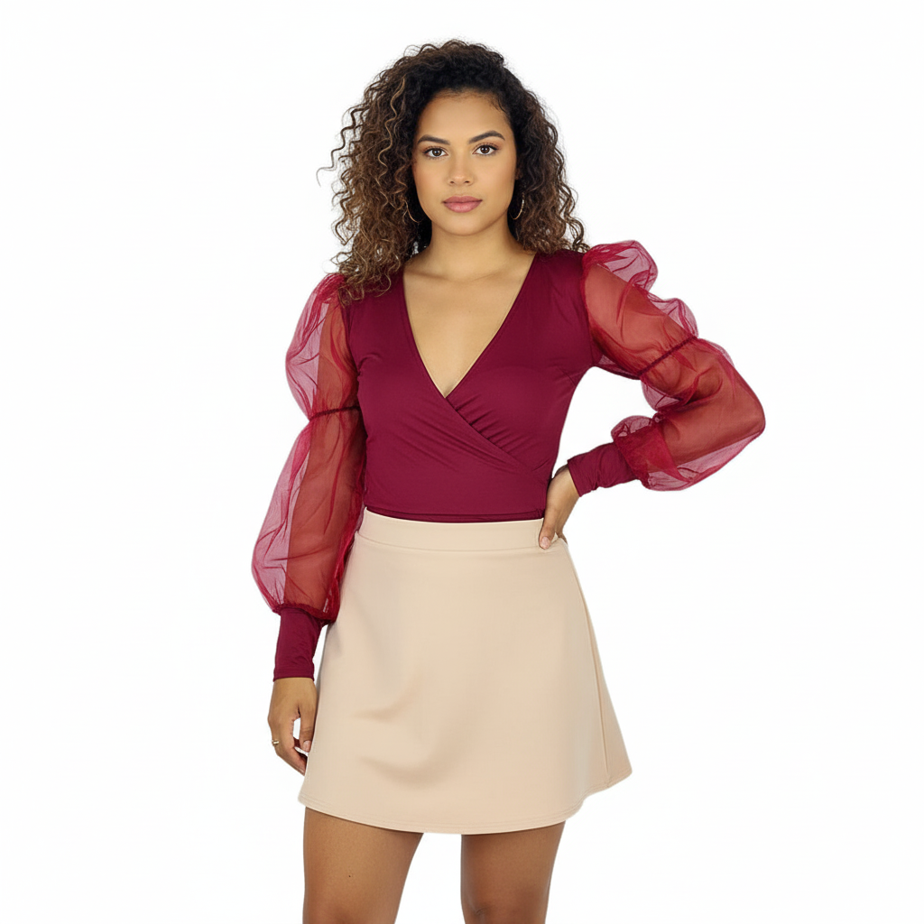 Pantyblusa con mangas de tul y escote profundo que impone elegancia con actitud