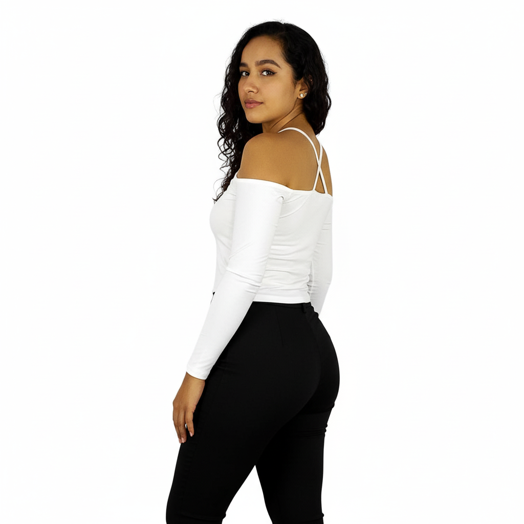Blusa off shoulder con tirantes cruzados que estiliza con actitud juvenil