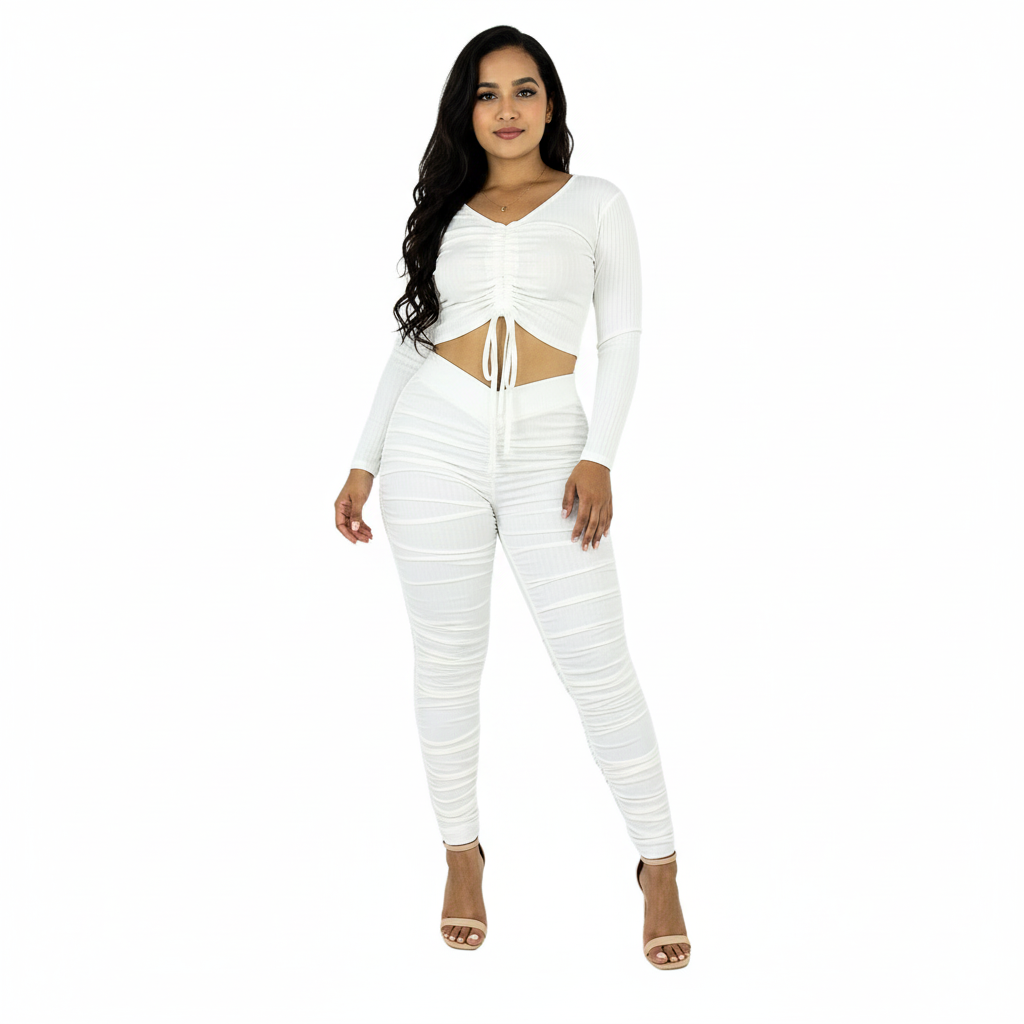 Conjunto con fruncido y escote en V que estiliza con actitud urbana