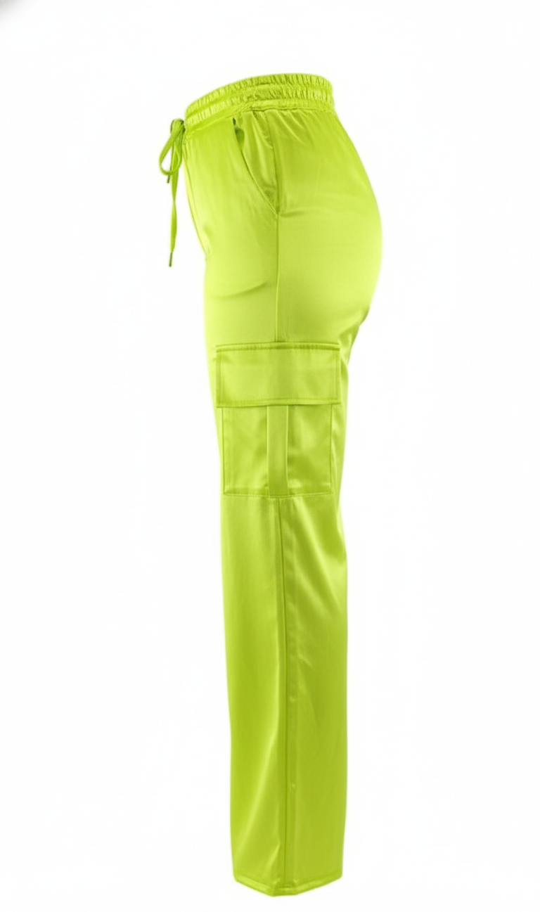 Pantalón cargo de corte recto que aporta estilo y libertad urbana