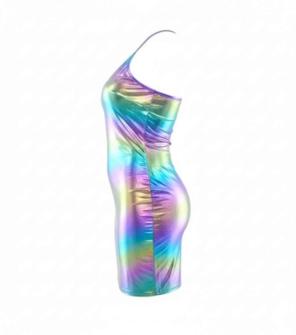 Minivestido iridiscente de una manga que irradia sensualidad galáctica