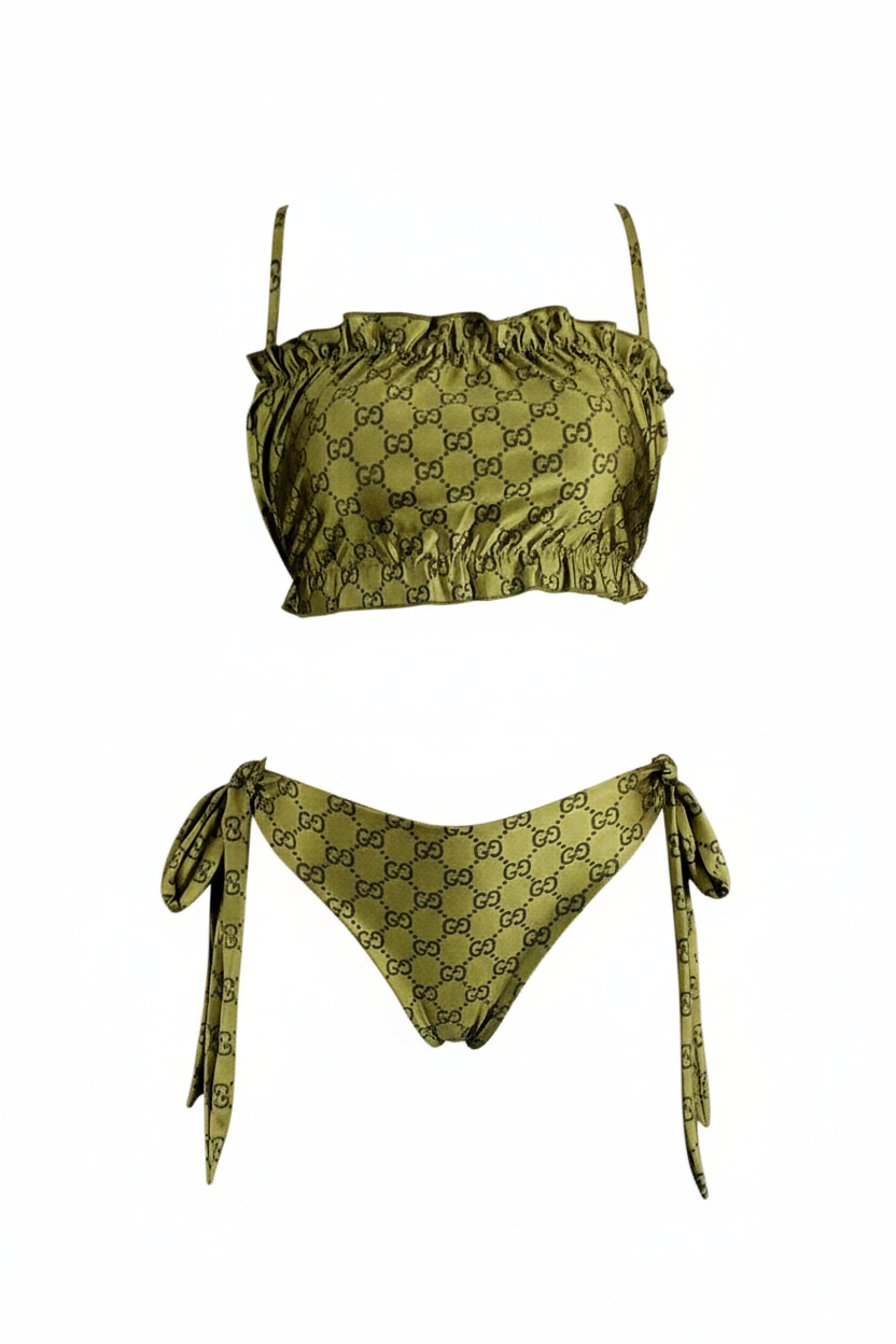 Bikini de dos piezas con top corrido y tiras cruzadas que abraza tus curvas con actitud y estilo