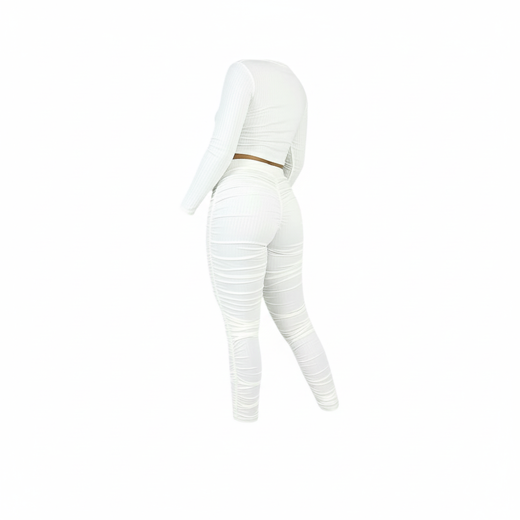 Conjunto con fruncido y escote en V que estiliza con actitud urbana