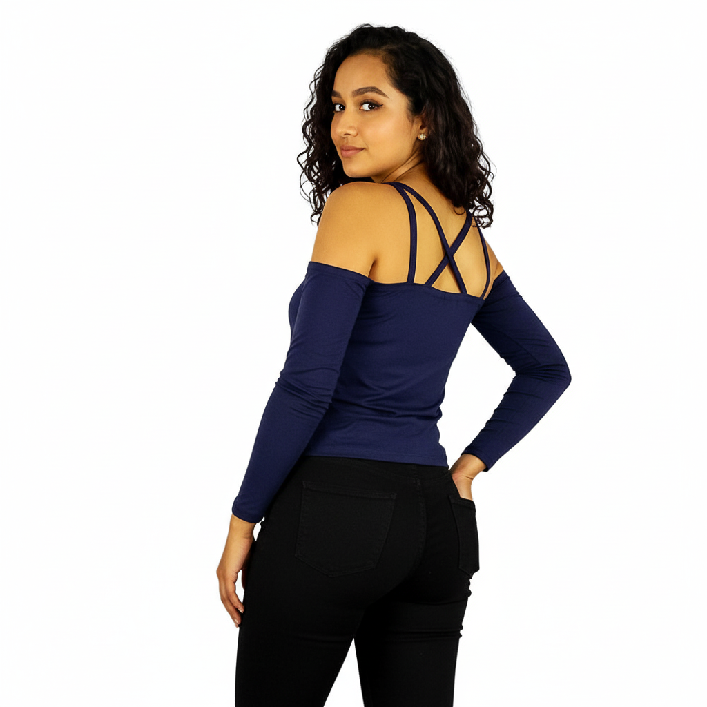 Blusa off shoulder con tirantes cruzados que estiliza con actitud juvenil