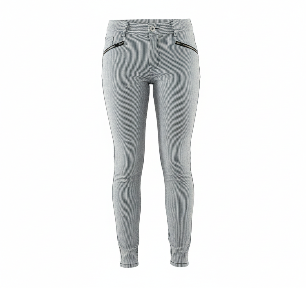 Pantalón recto ajustado con cinturón que define tu silueta con elegancia casual