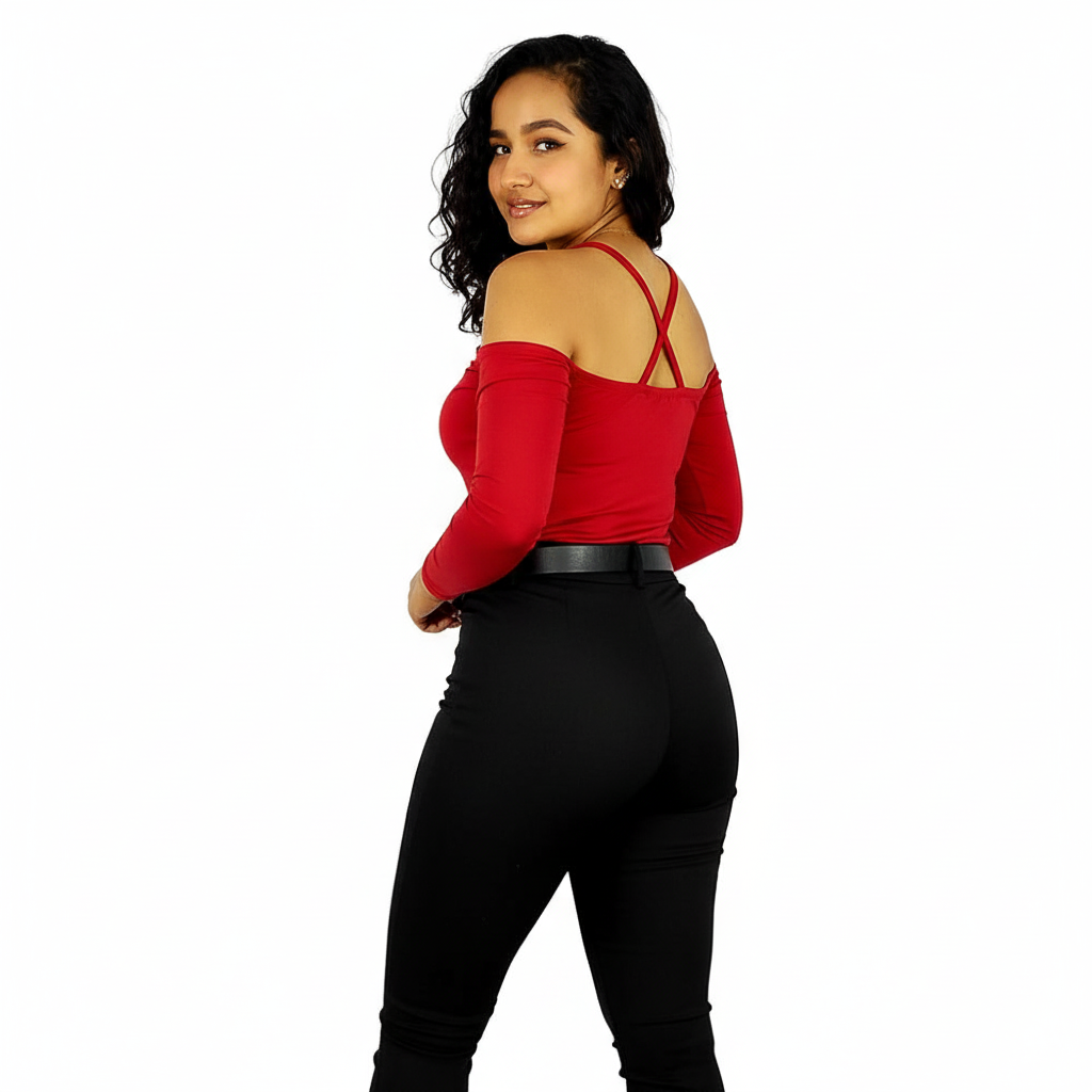Blusa off shoulder con tirantes cruzados que estiliza con actitud juvenil
