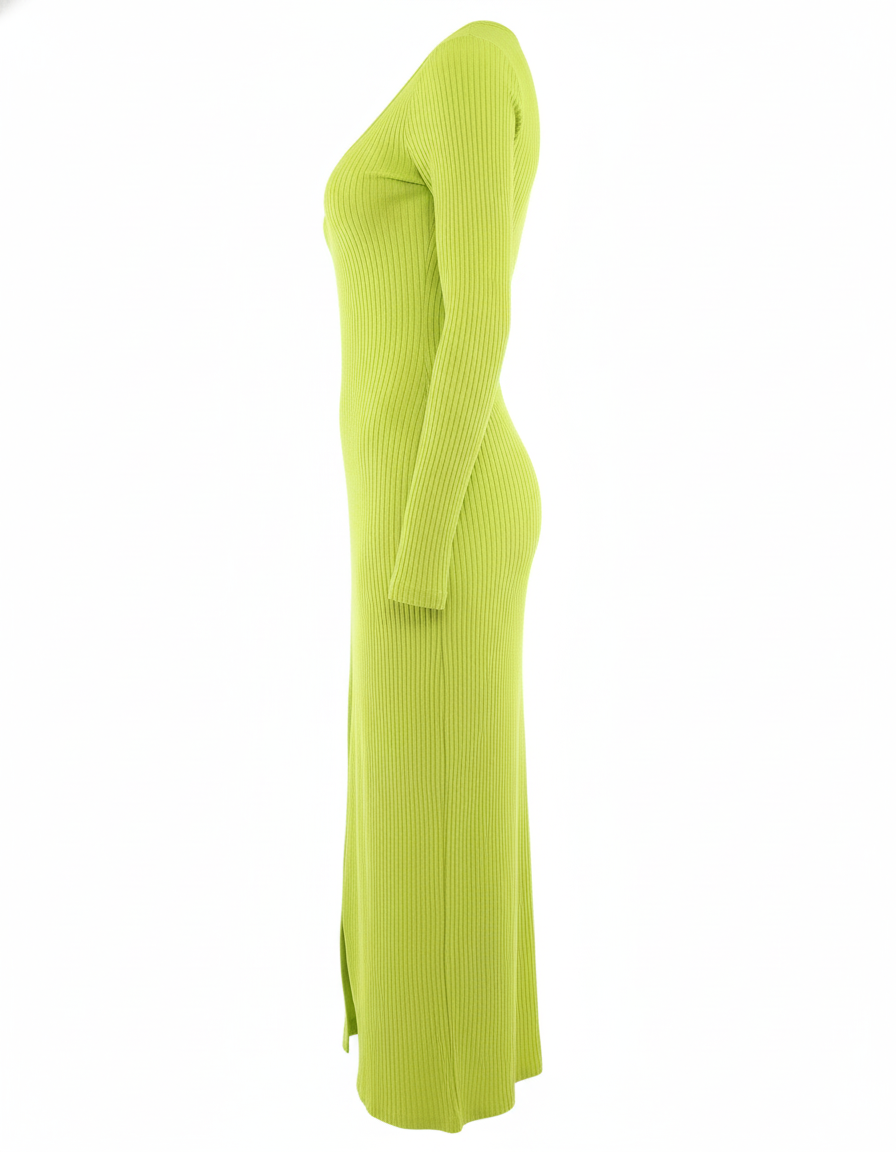 Vestido largo con brillo en el cuello que estiliza con elegancia minimalista