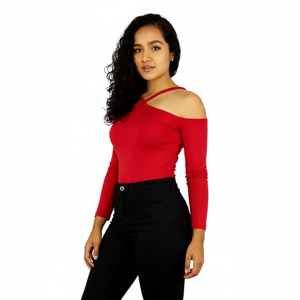 Blusa off shoulder con tirantes cruzados que estiliza con actitud juvenil