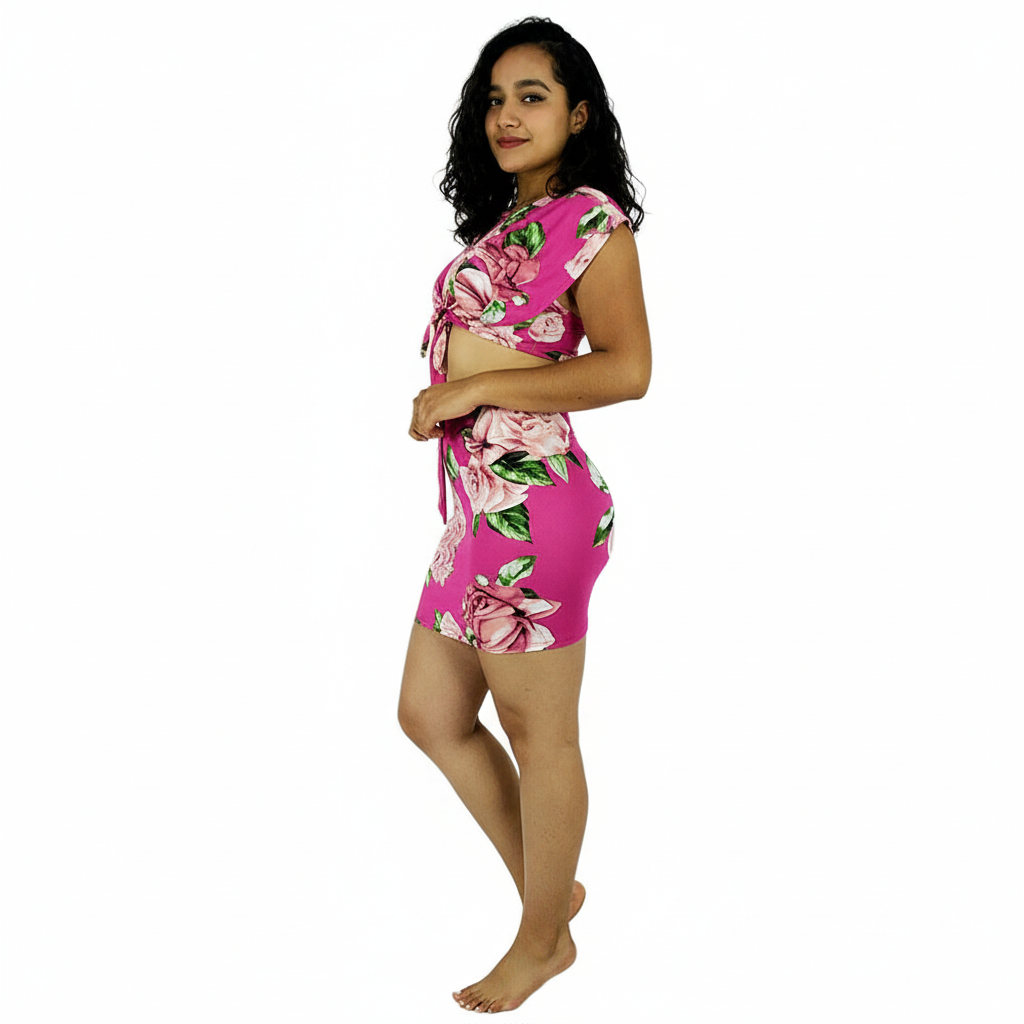 Conjunto floral con minifalda y top ajustable para vibrar con alegría femenina