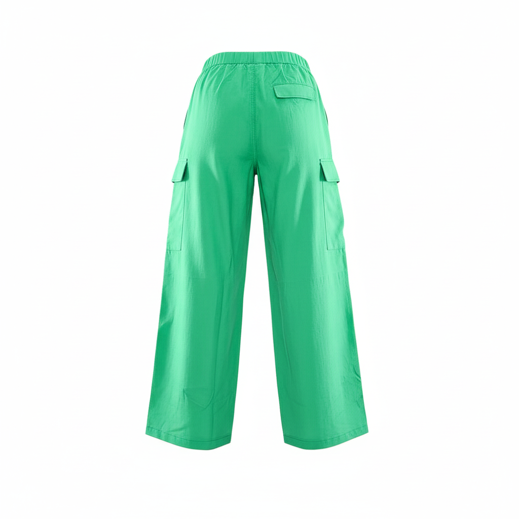 Pantalón tipo cargo de silueta holgada que combina estilo y libertad