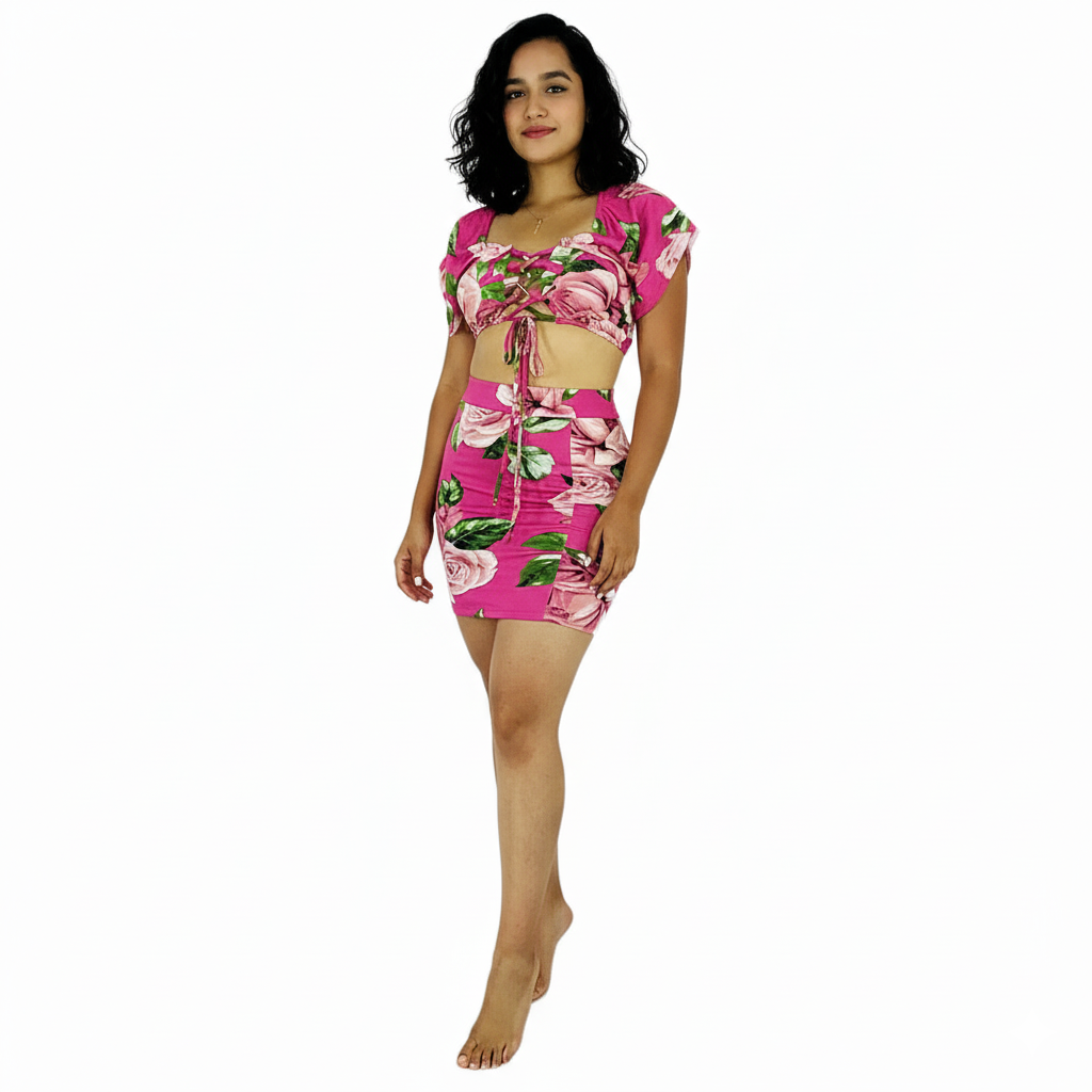 Conjunto floral con minifalda y top ajustable para vibrar con alegría femenina