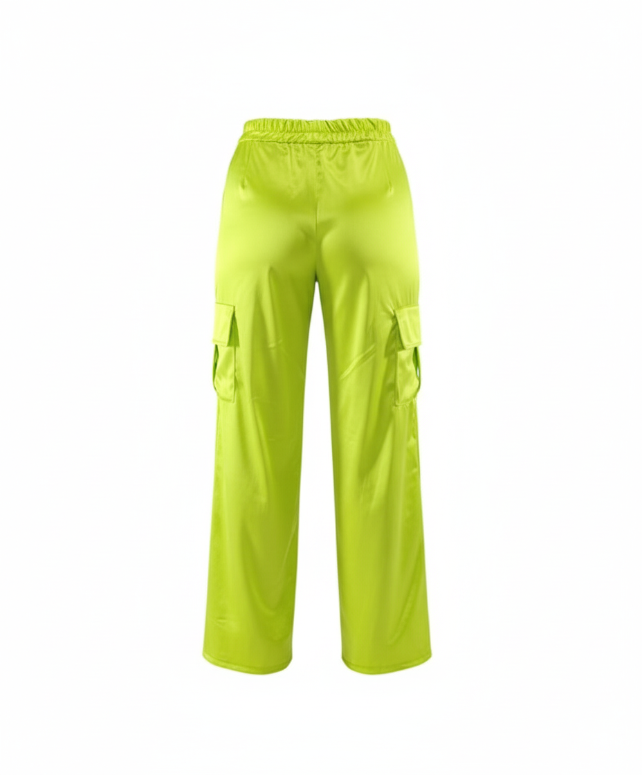 Pantalón cargo de corte recto que aporta estilo y libertad urbana