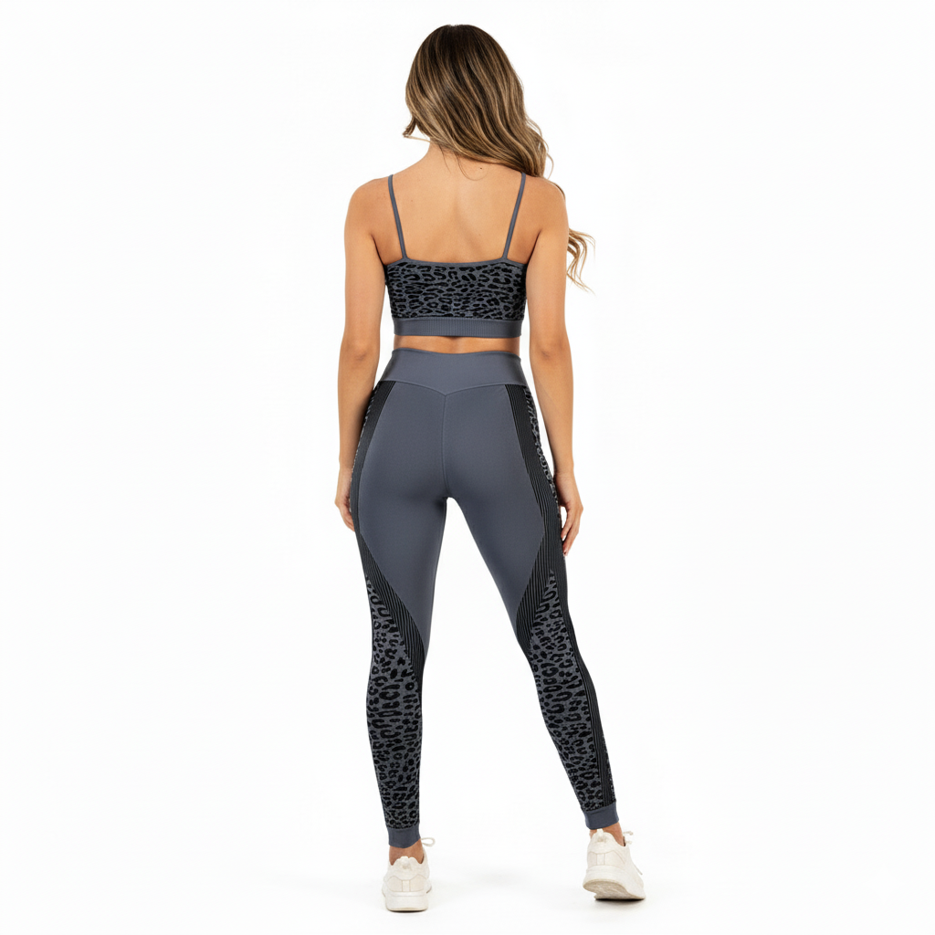 Conjunto deportivo moldeador con estampado felino que potencia tu energía