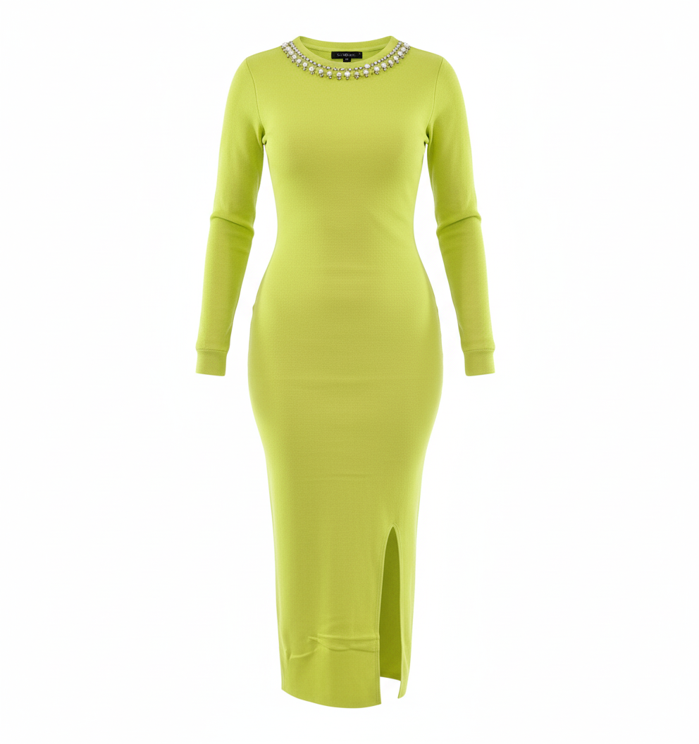 Vestido largo con brillo en el cuello que estiliza con elegancia minimalista
