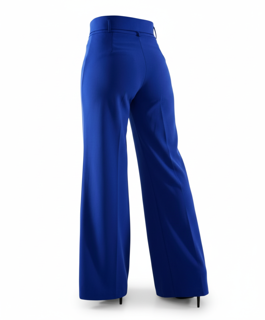 Pantalón acampanado con cinturón que estiliza y realza tu presencia