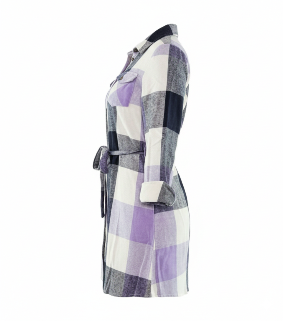 Vestido corto camisero de franela que transmite autenticidad relajada