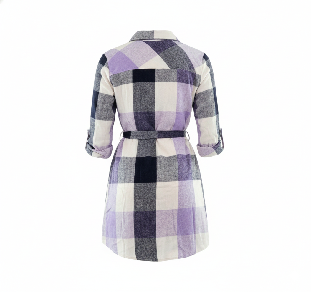 Vestido corto camisero de franela que transmite autenticidad relajada