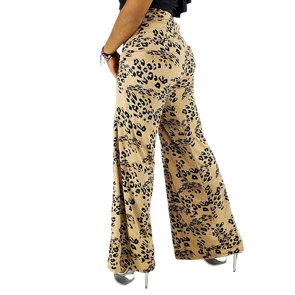 Pantalón acampanado con estampado felino que alarga tu silueta