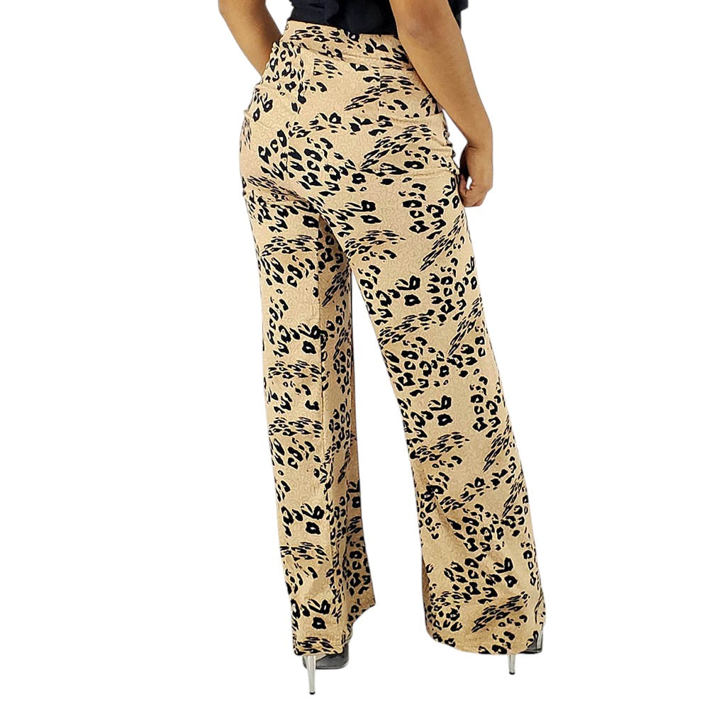 Pantalón acampanado con estampado felino que alarga tu silueta