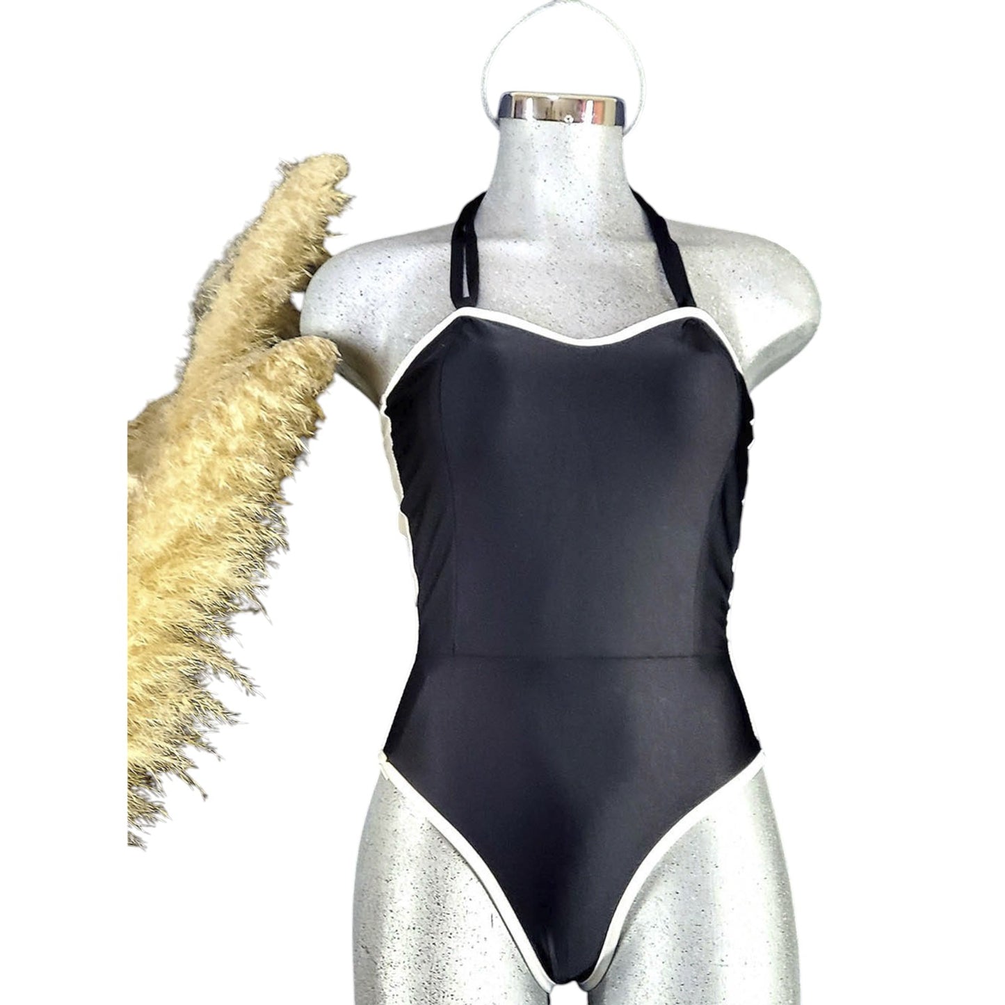 Monobikini con escote corazón que estiliza tu silueta con elegancia atemporal