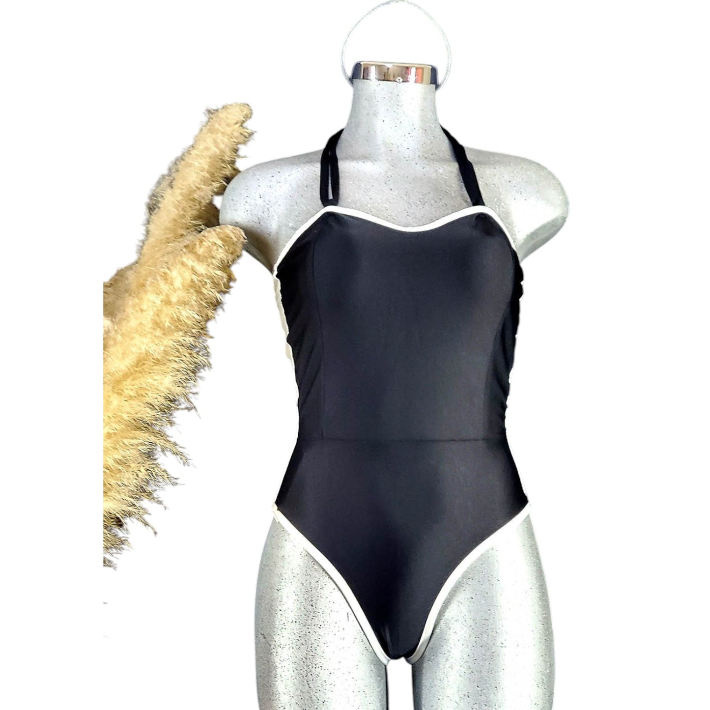 Monobikini con escote corazón que estiliza tu silueta con elegancia atemporal