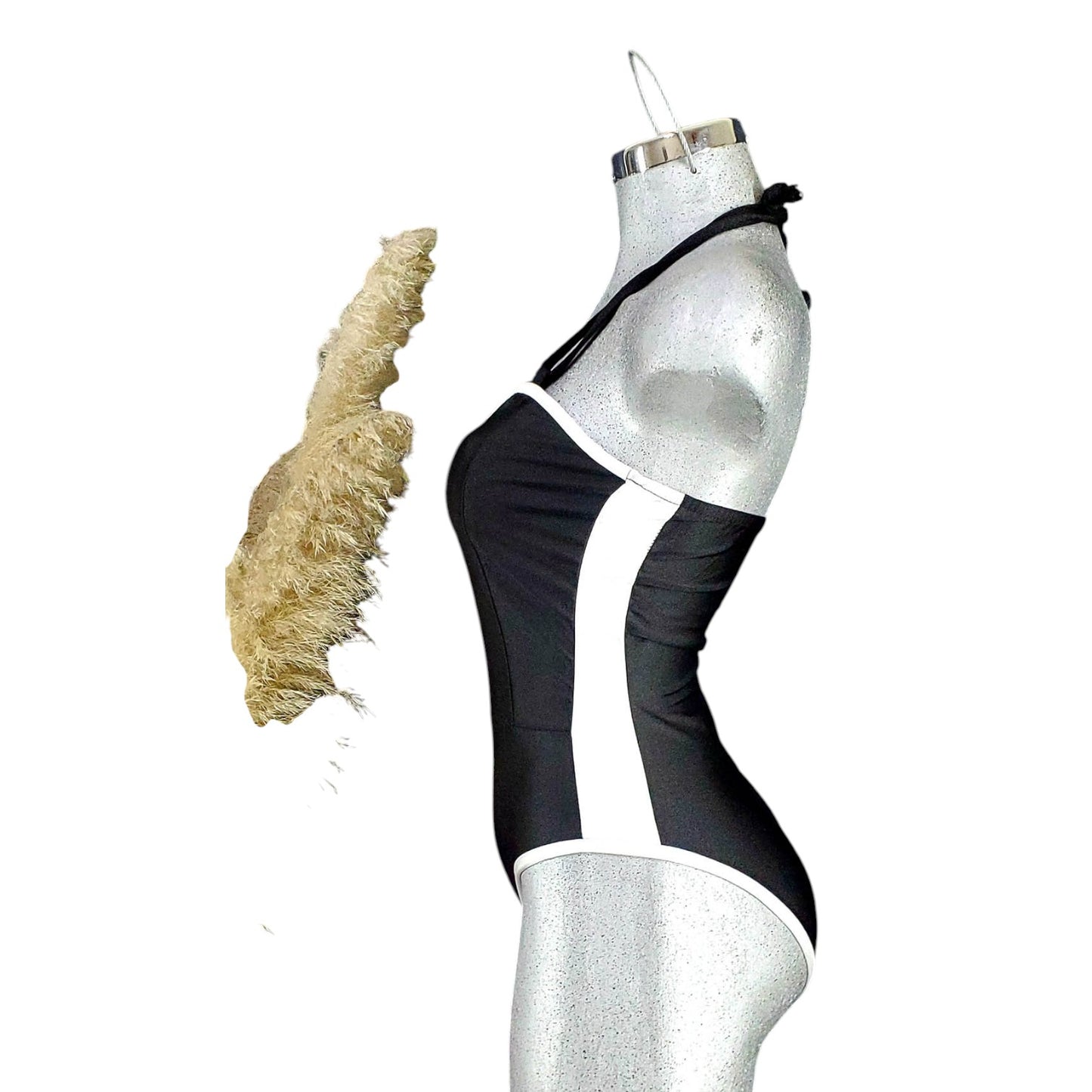 Monobikini con escote corazón que estiliza tu silueta con elegancia atemporal