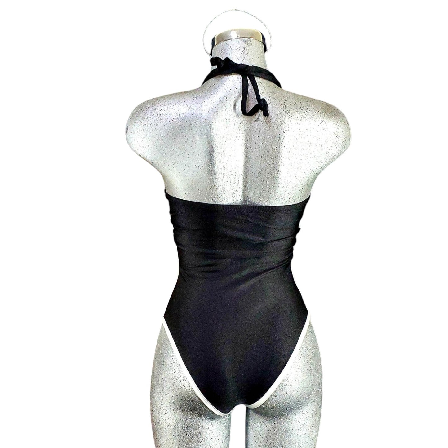 Monobikini con escote corazón que estiliza tu silueta con elegancia atemporal