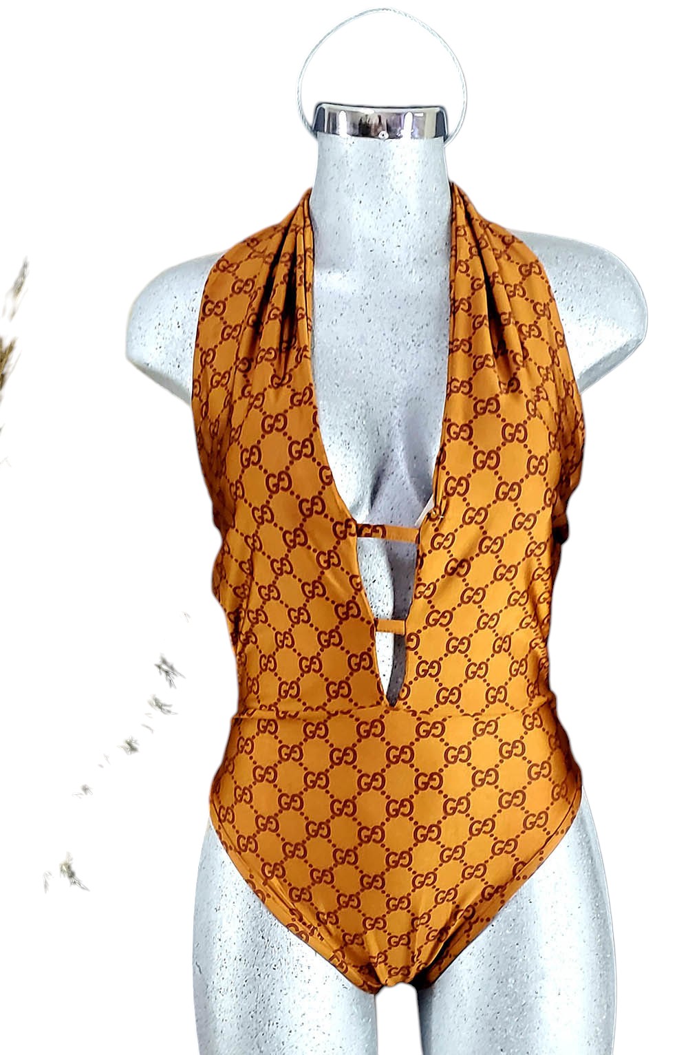 Monobikini con escote profundo y tirantes que estiliza tu figura con sensualidad elegante