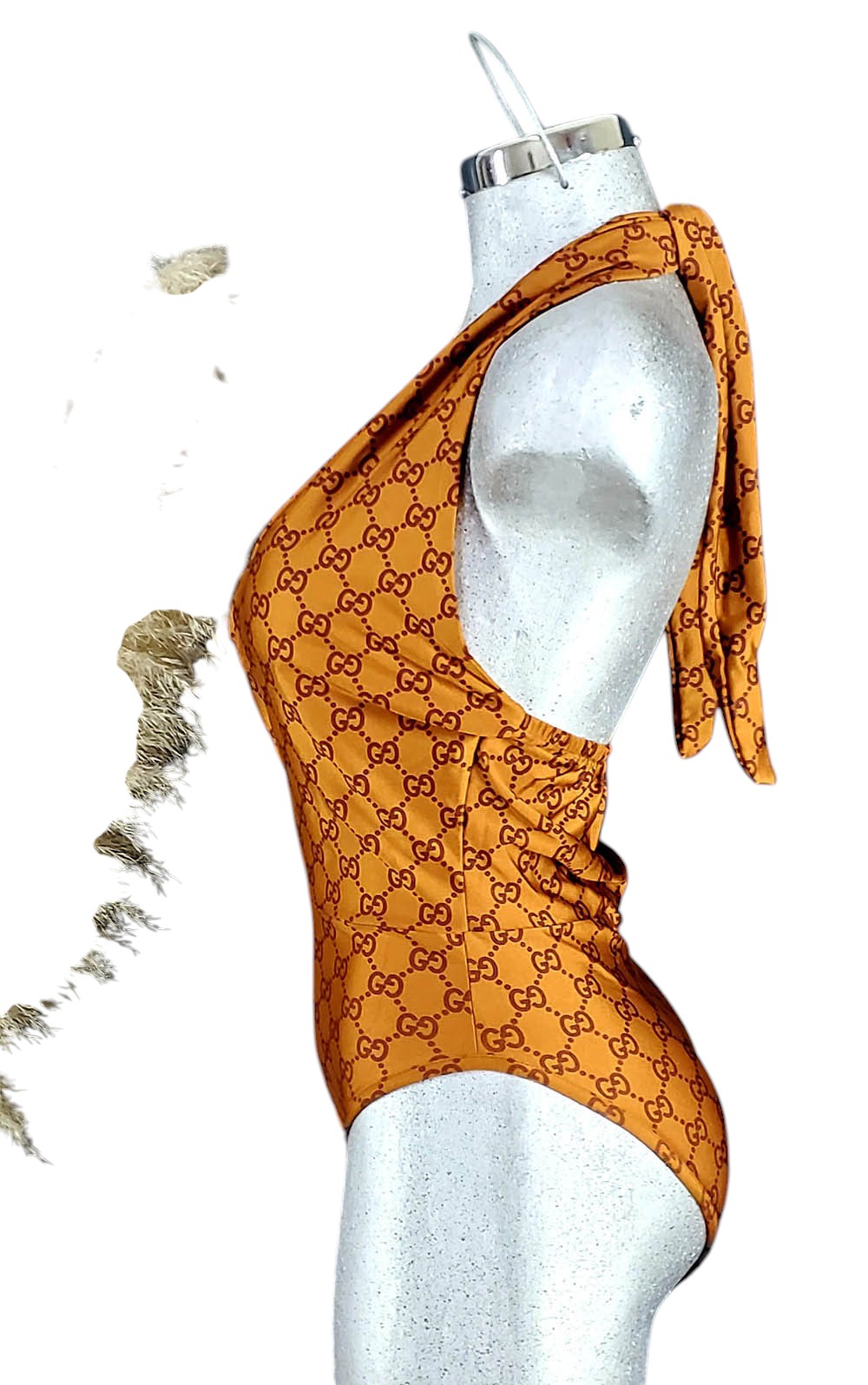 Monobikini con escote profundo y tirantes que estiliza tu figura con sensualidad elegante