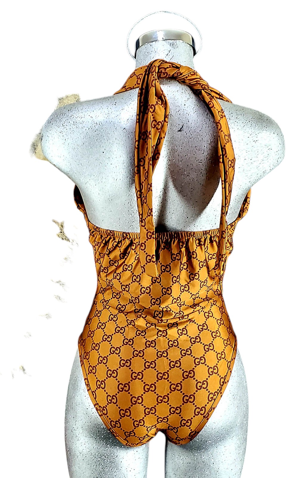 Monobikini con escote profundo y tirantes que estiliza tu figura con sensualidad elegante
