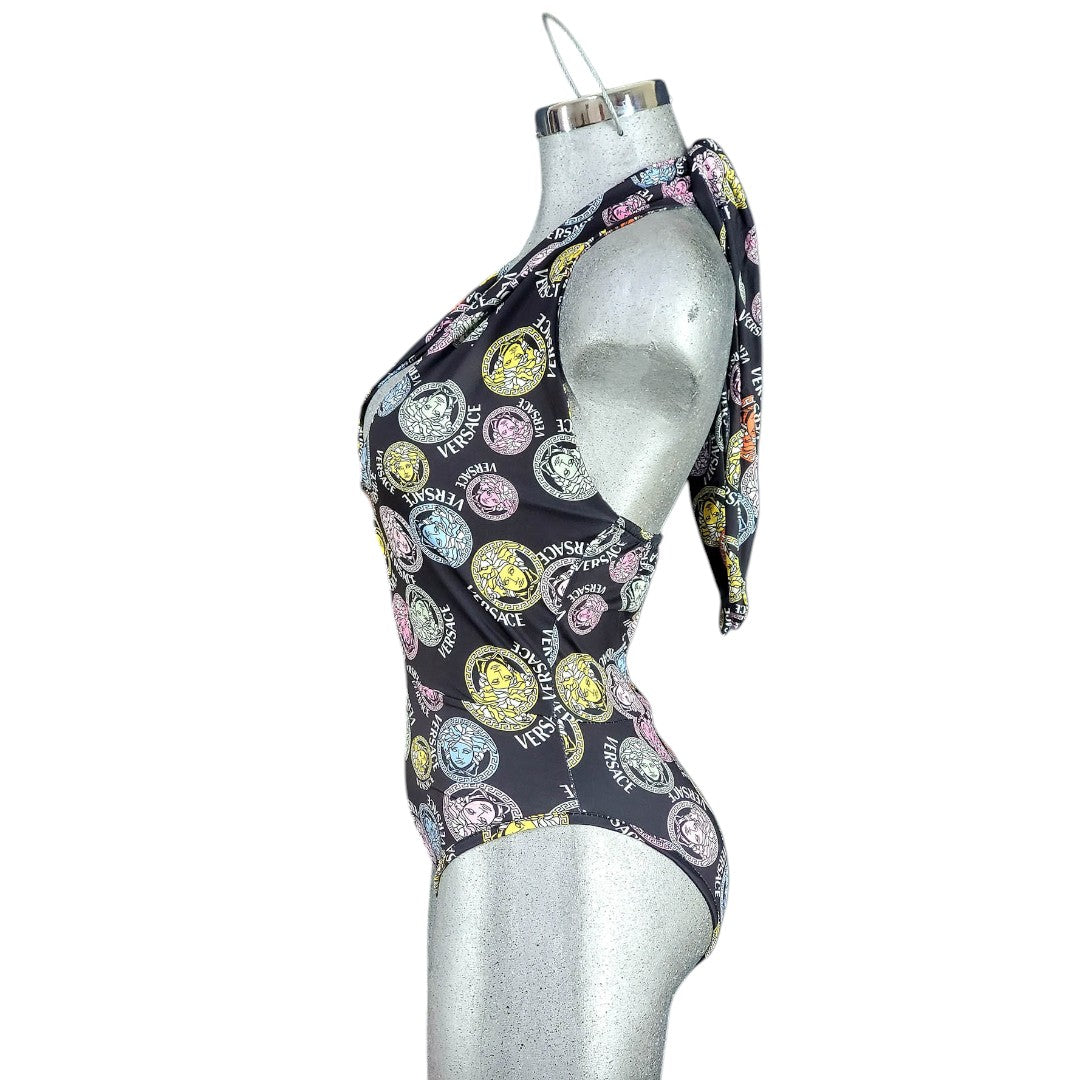 Monobikini con escote profundo y tirantes que estiliza tu figura con sensualidad elegante