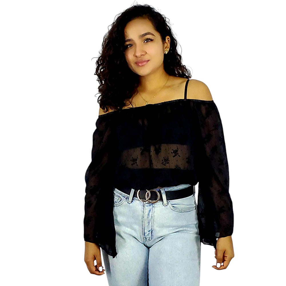 Blusa off shoulder con transparencias florales que evoca romanticismo campirano