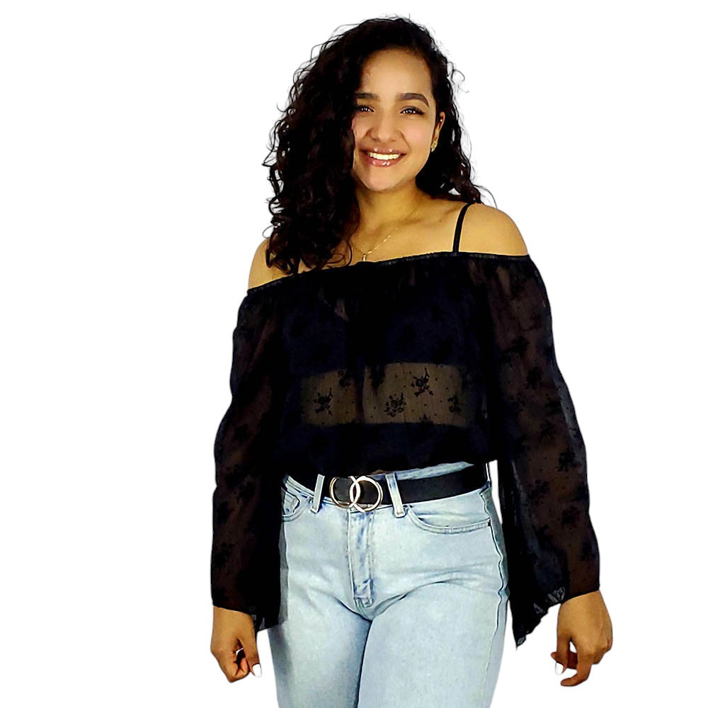Blusa off shoulder con transparencias florales que evoca romanticismo campirano