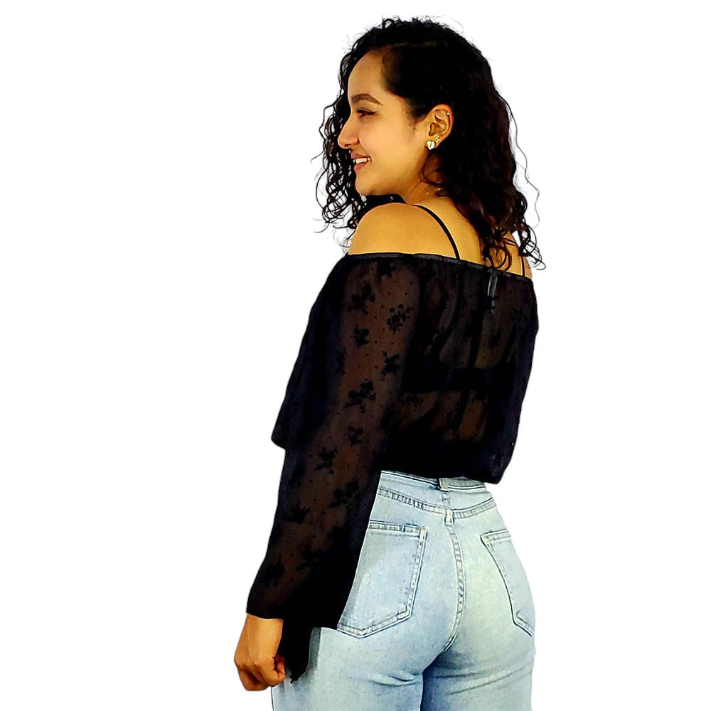 Blusa off shoulder con transparencias florales que evoca romanticismo campirano