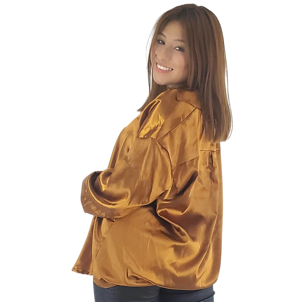 Blusa oversize satinada que combina fluidez y elegancia casual