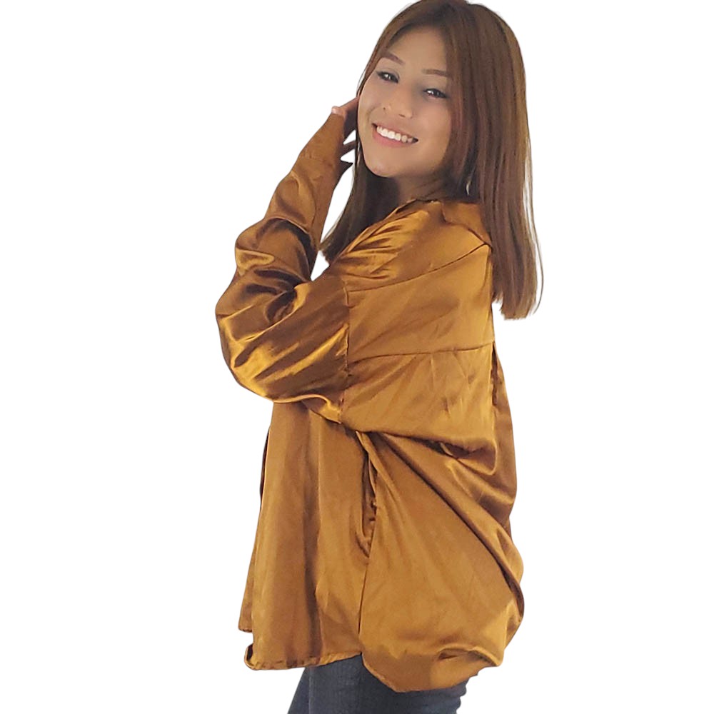 Blusa oversize satinada que combina fluidez y elegancia casual